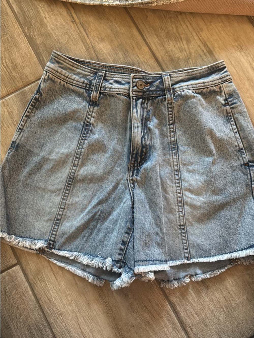 SOUNDSTYLE Size 6 High-Waist Light Blue Denim Shorts with Frayed Hem